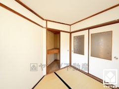 約4.5帖の2階東側和室です。約6帖の和室とは続き間になっており、一体利用も可能です。