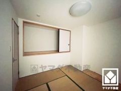 約6帖の2階和室です。和の趣を大切にしながら、現代のライフスタイルにも調和する美しいデザインの空間。飾り棚などとしてもお使いいただける収納スペースや、家具も設置可能な板の間がございます。