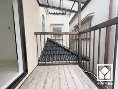 南側・西側の2面バルコニーで陽当たり、風通し良好。南側バルコニーは屋根付きなので急な雨の日も安心ですね。