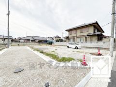 駐車スペースを2台分確保。重い荷物や雨の日の移動もスムーズで、快適なカーライフを実現。来客時にも便利です。