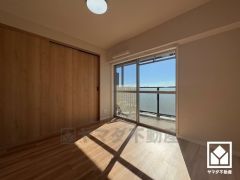 約4.7帖の洋室です。大きな窓からは明るい光が降り注ぎます。