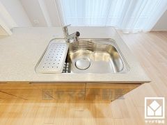 清潔感あふれるシンクで、毎日を気持ちよくスタート。浄水器付きなので、いつでも安心・安全な水をお使いいただけます。