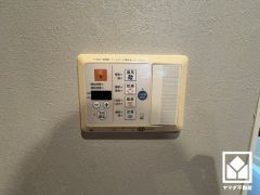 浴室暖房乾燥機付き。真冬の寒い浴室を暖かく、また雨の日の洗濯物の乾燥にと多用途に活躍する機能です。