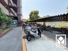 広々としており、大変使い勝手の良いバイク置場です。