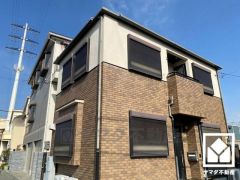 阪神電鉄本線「尼崎センタープール前」駅まで徒歩約11分、阪神電鉄武庫川線「武庫川」駅まで徒歩約17分、JR東海道本線「立花」駅まで徒歩約26分の立地。