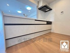 調理に手間がかかりがちな肉や魚を、短時間でサッと焼き上げることができるグリル付き。換気効率が高くお手入れしやすいスリム型のレンジフードも完備。スッキリとしたスタイリッシュなデザインも魅力の一つです。