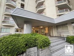 緑に囲まれたエントランスが、都会の喧騒を忘れさせる。自然と調和する、美しい迎賓空間。
