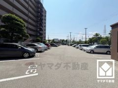 敷地内に駐車場を完備。重い荷物や雨の日の移動もスムーズで、快適なカーライフを実現。