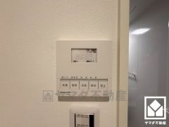 浴室暖房乾燥機付き。真冬の寒い浴室を暖かく、また雨の日の洗濯物の乾燥にと多用途に活躍する機能です。