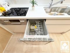 毎日の家事の負担を軽減でき、水道代の節約にもなる食器洗乾燥機付き。