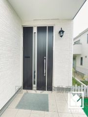 玄関ドアの窓から光が差し込み、外出時にも帰宅時にも、明るい気持ちになれる玄関です。