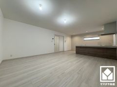 広々20帖のLDKが魅力。家族全員がリラックスできる、ゆったりとした快適リビングで温かい団らんの時間を。