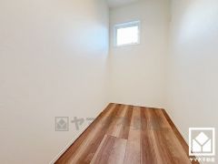 たっぷり収納できる約2.2帖の納戸付きだから、家の中をもっとスッキリ。季節の荷物や趣味の道具もしっかり収納。