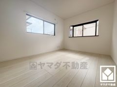 約6帖の2階洋室です。出窓付きで明るくメリハリのある空間です。おしゃれなインテリアが映えるデザイン性の高い洋室で、リラックスしたひとときを過ごせます。