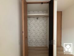 新たに家具を買わなくても良いので、ハンガーパイプ付きのクローゼットは嬉しいですね。