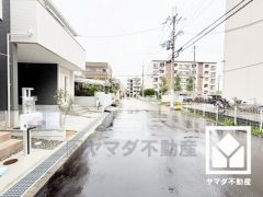 前面道路幅員約8.0mとゆったりとした広さがあるのでファミリーカー等の車の出入れも楽にできます。