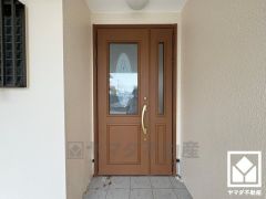 玄関ドアの窓から光が差し込み、外出時にも帰宅時にも、明るい気持ちになれる玄関です。