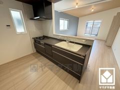 使いやすさとデザイン性を両立。落ち着いたモノトーンテイストが魅力のTOCLAS製システムキッチンです。カウンターキッチンなので配膳や片付けがしやすく、お料理中でもお子様の様子が分かって安心です。