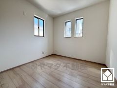 約4.75帖の洋室です。全居室2面採光。明るい陽光がたっぷり差し込む心地よい生活空間です。