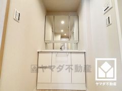 収納付きでスッキリお使い頂ける3面鏡の洗面台です。洗面ボウルが広めなので、忙しい朝でも身支度がしやすく時短になります。