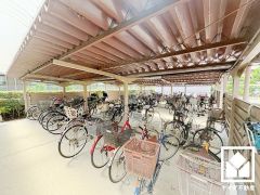 屋根付きの駐輪場・バイク置場を完備。雨や風、直射日光からお乗り物を守ることができます。（自転車：月額200円、バイク50cc以上：月額500円）