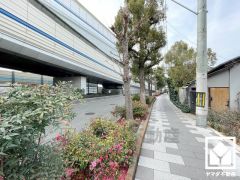 前面道路幅員約30mとゆったりとした広さがあるのでファミリーカー等の車の出入りも楽にできます。