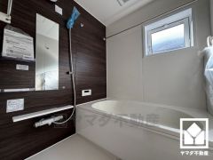 1日の疲れを癒す浴室でゆったりリフレッシュ。ナチュラルな木目調のアクセントパネルは落ち着いた雰囲気を演出してくれます。