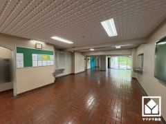 心地よい空間が広がる、清潔で美しいロビー。