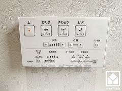 温水洗浄便座で、清潔感と快適さを両立したトイレ空間。