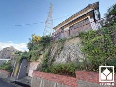 古家付き（昭和52年2月9日築、1階91.03平米、2階58.85平米）。シャッター付きの堀込車庫がございます。