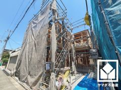 トイレが1階と2階にあるので、朝の忙しい時間にも混雑せず快適です。温水洗浄便座付きなので、季節を問わずいつでも温かい便座をお使いいただけます。