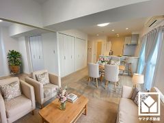 心地よい空間が広がるリビングで、家族みんなが快適に過ごせる時間を提供。（実写真と間取り図からCG再現した「空室リフォームイメージ」に家具などをCG合成しており、実際と異なります。）