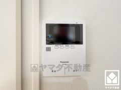 突然の来訪時でも安心なモニター付きインターホンを完備。お留守番中のお子様でも簡単に来訪者の確認ができます。