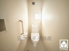 手すりがございますので立ち座りが楽になります。トイレが1階と2階にあるので、朝の忙しい時間にも混雑せず快適です。