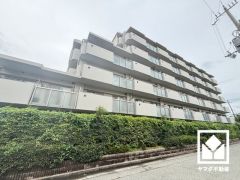 JR福知山線「塚口」駅まで徒歩約18分、阪急電鉄神戸線「園田」駅まで徒歩約21分、JR東西線・東海道本線「尼崎」駅まで徒歩約24分の立地。