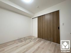 約5.4帖の洋室です。リビングに隣接しており、引き戸が大きく開くので一体利用も可能です。