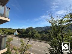 緑に囲まれたバルコニーで、陽射しを感じながら贅沢な時間を過ごすことができます。