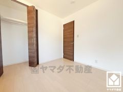 約4.6帖の北側洋室です。お子様のお部屋などにも丁度良い広さです。