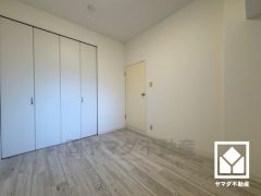 充実した収納スペースが自慢の洋室、快適な生活を実現。