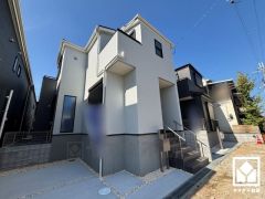 落ち着いた色合いと直線的な美しさが調和したモダンな外観。帰るたびに安心感を感じられる佇まい。