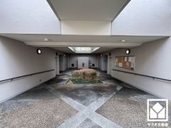 自然光が差し込む明るいロビー。住まう人にとってのもう一つのリビングとして、心地よい時間を提供します。