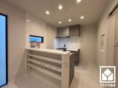 作業スペースを広々と取れるセパレートキッチン。シンクは対面式なので洗い物中でもお子様の様子が分かって安心です。前面収納もあり、食器やカトラリー、お子様の文房具までスッキリ片付きます。