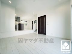 リビングからダイニングキッチンへは小上がりになっており、空間にメリハリが生まれます。