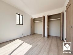約7帖の洋室です。全居室に収納がございますので、お部屋の広さを最大限に活用できます。