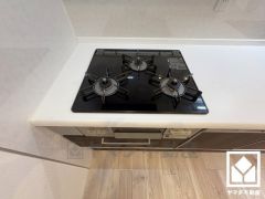 毎日の料理がもっとスムーズに。便利な3口コンロ付きキッチン。