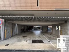 スムーズな移動を叶えるエレベーターがございます。忙しい朝も快適に、ストレスフリーな暮らしをサポート。防犯カメラも設置されておりセキュリティに配慮されています。