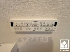 温水洗浄便座付きで、季節を問わずいつでも温かい便座をお使いいただけます。