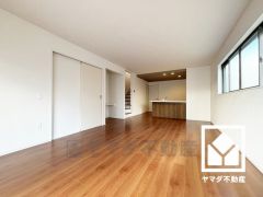 広々19.7帖のLDKが魅力。家族全員がリラックスできる、ゆったりとした快適リビングで温かい団らんの時間を。