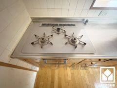 家族のごはん作りがはかどる。同時調理ができる3口コンロ付き。