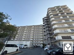 重厚感のあるファサードが、洗練された暮らしを予感させる。街並みに馴染みながらも、ひときわ目を引く存在感。